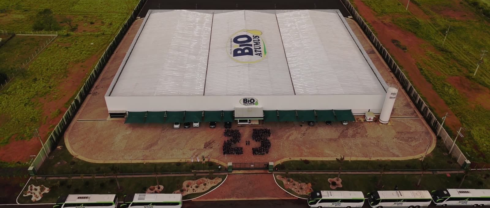 Vista aérea da fábrica da Bio Atumus, com o nome da empresa no telhado