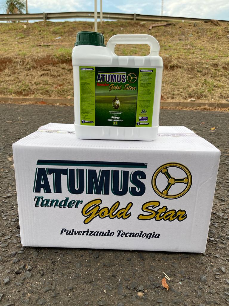 Embalagem de 5 litros do Atumus Tander Gold Star em contexto de campo
